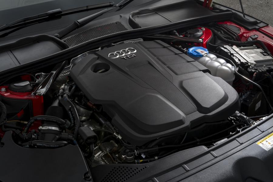 Моторный отсек Audi A5 Cabriolet 2.0 TDI S-Line 2017 года  (UK) (фото 28 из 40)